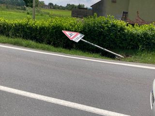 Vandali in azione: abbattuti una decina di cartelli stradali tra Mongrando e Biella.