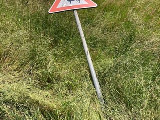 Vandali in azione: abbattuti una decina di cartelli stradali tra Mongrando e Biella.