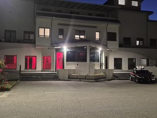 Biella, Giornata Mondiale Sclerosi Multipla, la caserma dei Carabinieri si tinge di rosso