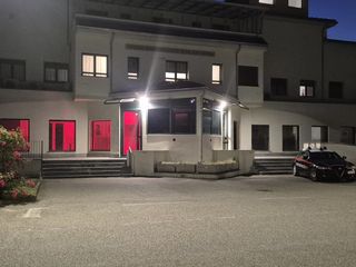 Biella, Giornata Mondiale Sclerosi Multipla, la caserma dei Carabinieri si tinge di rosso
