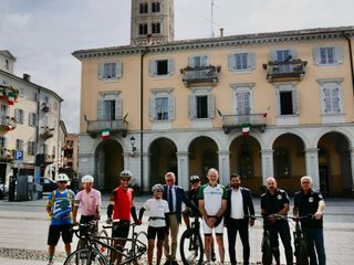 Biella, Olivero e Moscarola incoraggiano Cinzia e Ferruccio verso la salita Pantani