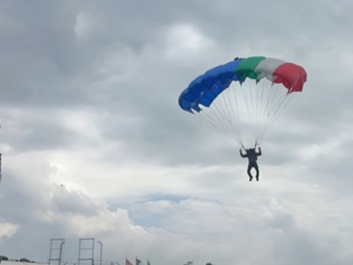 Biella, grande spettacolo al Pozzo - La Marmora: i paracadutisti si lanciano per l'Adunata - Servizio di Maria Camilla Toffetti per newsbiella.it