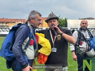 Biella, grande spettacolo al Pozzo - La Marmora: i paracadutisti si lanciano per l'Adunata - Servizio di Maria Camilla Toffetti per newsbiella.it