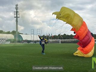 Biella, grande spettacolo al Pozzo - La Marmora: i paracadutisti si lanciano per l'Adunata - Servizio di Maria Camilla Toffetti per newsbiella.it