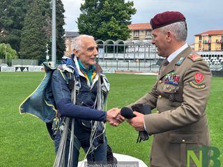 Biella, grande spettacolo al Pozzo - La Marmora: i paracadutisti si lanciano per l'Adunata - Servizio di Maria Camilla Toffetti per newsbiella.it