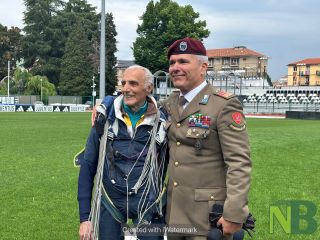 Biella, grande spettacolo al Pozzo - La Marmora: i paracadutisti si lanciano per l'Adunata - Servizio di Maria Camilla Toffetti per newsbiella.it