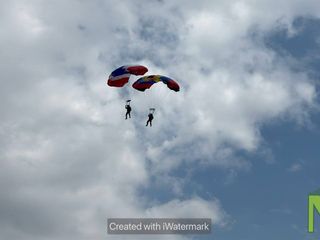 Biella, grande spettacolo al Pozzo - La Marmora: i paracadutisti si lanciano per l'Adunata - Servizio di Maria Camilla Toffetti per newsbiella.it