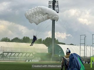 Biella, grande spettacolo al Pozzo - La Marmora: i paracadutisti si lanciano per l'Adunata - Servizio di Maria Camilla Toffetti per newsbiella.it