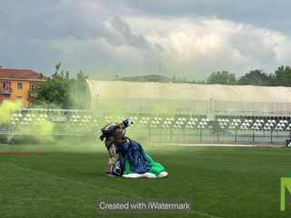 Biella, grande spettacolo al Pozzo - La Marmora: i paracadutisti si lanciano per l'Adunata - Servizio di Maria Camilla Toffetti per newsbiella.it