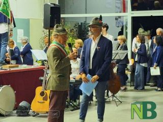 Pollone "canta l'Adunata": gremito il polivalente fra musica e cori alpini - Servizio di Nicola Rasolo per newsbiella.it