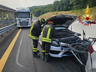 Dal Nord-ovest: incidente stradale sulla A5 verso Ivrea, due persone in ospedale Dal Nord-ovest: incidente stradale sulla A5 verso Ivrea, due persone in ospedale