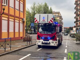 Tetti divelti, allagamenti e blackout: il maltempo devasta il Biellese. Crolla il tetto della scuola Leonardo Da Vinci a Cossato