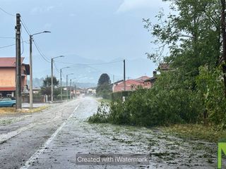 Tetti divelti, allagamenti e blackout: il maltempo devasta il Biellese. Crolla il tetto della scuola Leonardo Da Vinci a Cossato