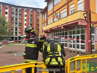 Tetti divelti, allagamenti e blackout: il maltempo devasta il Biellese. Crolla il tetto della scuola Leonardo Da Vinci a Cossato