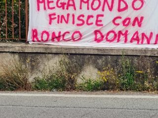 Ronco Biellese, chiude il nido Megamondo: striscioni di protesta al municipio