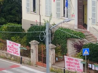 Ronco Biellese, chiude il nido Megamondo: striscioni di protesta al municipio