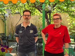 Biella, aperitivi e cene d’estate: al Porta della Torrazza un fresco dehors, tra sapori locali e relax