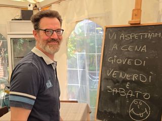 Biella, aperitivi e cene d’estate: al Porta della Torrazza un fresco dehors, tra sapori locali e relax