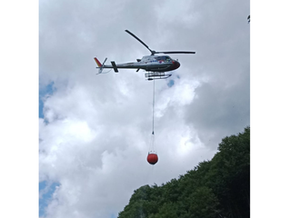 Incendio all'Alpe Noveis in azione l'elicottero regionale Incendio all'Alpe Noveis in azione l'elicottero regionale