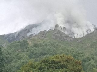 Alpe Noveis, AIB e Vigili del Fuoco ancora impegnati nello spegnimento Alpe Noveis, AIB e Vigili del Fuoco ancora impegnati nello spegnimento