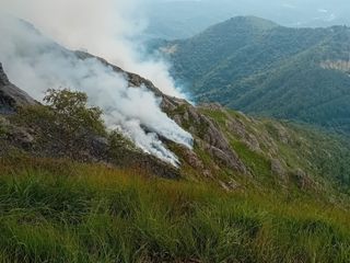 Alpe Noveis, AIB e Vigili del Fuoco ancora impegnati nello spegnimento Alpe Noveis, AIB e Vigili del Fuoco ancora impegnati nello spegnimento