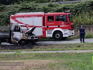 Vigliano: furgone prende fuoco in via Quintino Sella FOTO Mattia Baù per newsbiella.it