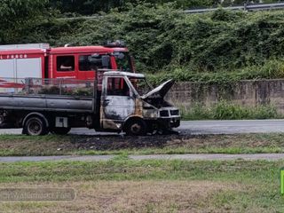 Vigliano: furgone prende fuoco in via Quintino Sella FOTO Mattia Baù per newsbiella.it
