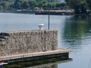 Viverone, rifiuti e wc abbandonato in riva al lago FOTO pag fb "sei di viverone se"