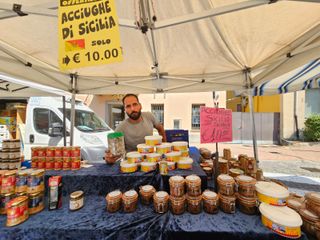 A Cossato oggi bancarelle per le vie per San Rocco  foto e video Angela Lobefaro per newsbiella.it