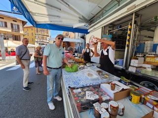 A Cossato oggi bancarelle per le vie per San Rocco  foto e video Angela Lobefaro per newsbiella.it