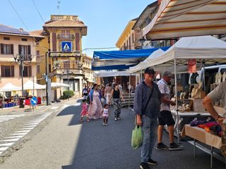 A Cossato oggi bancarelle per le vie per San Rocco  foto e video Angela Lobefaro per newsbiella.it