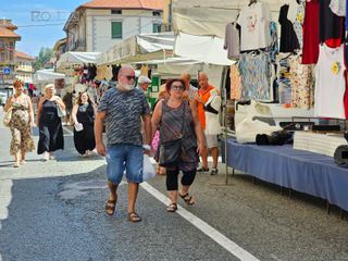 A Cossato oggi bancarelle per le vie per San Rocco  foto e video Angela Lobefaro per newsbiella.it