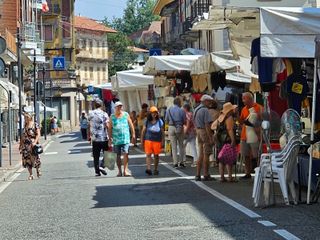A Cossato oggi bancarelle per le vie per San Rocco  foto e video Angela Lobefaro per newsbiella.it
