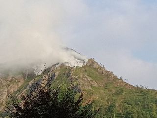 Alpe Noveis, AIB e Vigili del Fuoco ancora impegnati nello spegnimento Alpe Noveis, AIB e Vigili del Fuoco ancora impegnati nello spegnimento