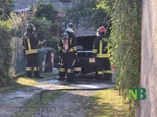 Auto prende fuoco ad Andorno, paura per una donna FOTO Auto prende fuoco ad Andorno, paura per una donna FOTO