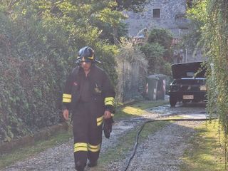 Auto prende fuoco ad Andorno, paura per una donna FOTO Auto prende fuoco ad Andorno, paura per una donna FOTO