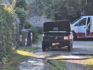 Auto prende fuoco ad Andorno, paura per una donna FOTO Auto prende fuoco ad Andorno, paura per una donna FOTO