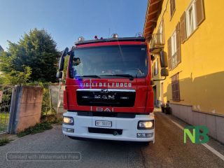 Auto prende fuoco ad Andorno, paura per una donna FOTO Auto prende fuoco ad Andorno, paura per una donna FOTO