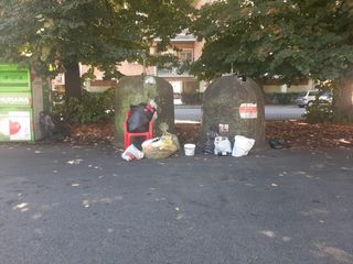 Biella, discarica abusiva in Piazza Molise: I cittadini denunciano. SEAB: "Servizi gratuiti ignorati da troppi" FOTO