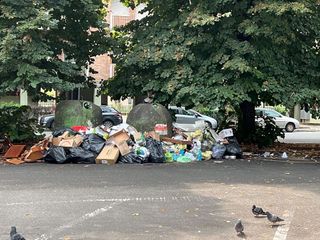 Biella, discarica abusiva in Piazza Molise: I cittadini denunciano. SEAB: "Servizi gratuiti ignorati da troppi" FOTO