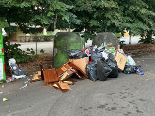 Biella, discarica abusiva in Piazza Molise: I cittadini denunciano. SEAB: "Servizi gratuiti ignorati da troppi" FOTO