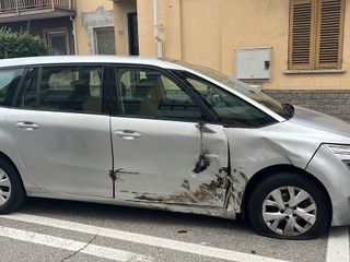 Cossato, auto danneggiata nella notte in via Martiri: appello ai testimoni FOTO