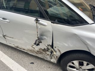 Cossato, auto danneggiata nella notte in via Martiri: appello ai testimoni FOTO