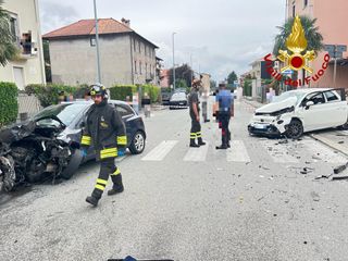 Borgosesia, due incidenti in viale Varallo: intervento dei Vigili del Fuoco e del 118 Borgosesia, due incidenti in viale Varallo: intervento dei Vigili del Fuoco e del 118