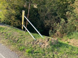 SP 402, abbattuti altri cartelli FOTO SP 402, abbattuti altri cartelli FOTO