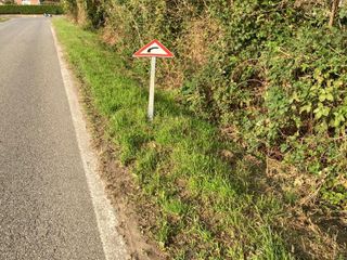 SP 402, abbattuti altri cartelli FOTO SP 402, abbattuti altri cartelli FOTO