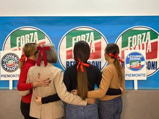 25 Novembre, Azzurro Donna Biella: "Indossa un fiocco rosso tra i capelli"