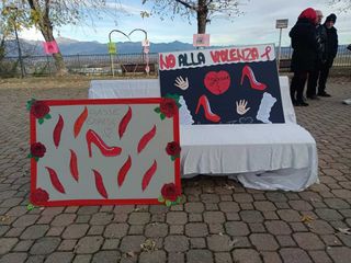 Salussola contro la violenza sulle donne con l'inaugurazione di una panchina rossa