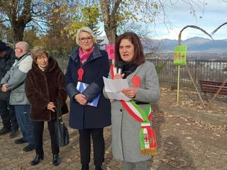 Salussola contro la violenza sulle donne con l'inaugurazione di una panchina rossa