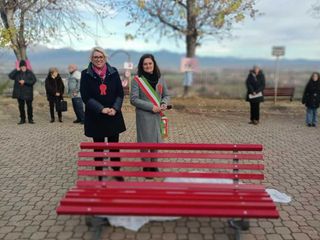 Salussola contro la violenza sulle donne con l'inaugurazione di una panchina rossa